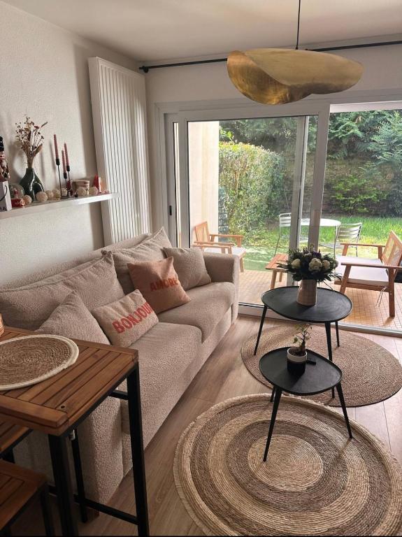 un salon avec un canapé et une table dans l'établissement Superbe appartement vannetais, à Vannes
