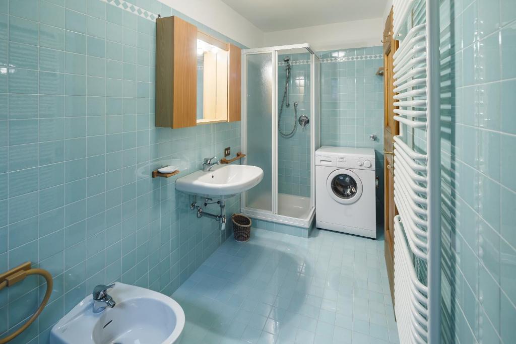 łazienka z umywalką i pralką w obiekcie Villa Lacedel - Stayincortina w mieście Cortina dʼAmpezzo