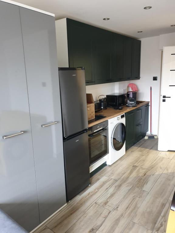 una cucina con frigorifero, lavatrice e asciugatrice di Sikalafo1 a Płock