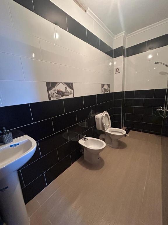 a bathroom with two toilets and a sink at Appartement à Houma, proche Port Tanger Med in Dalia
