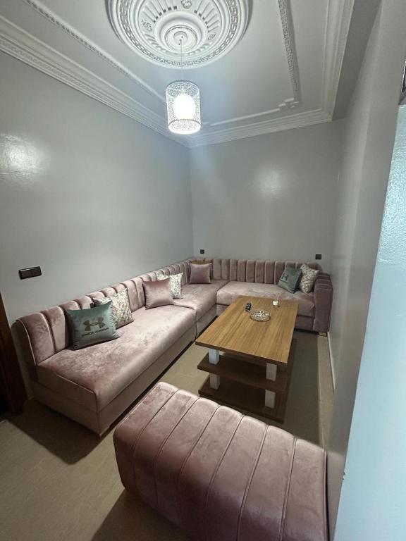 a living room with a couch and a coffee table at Appartement à Houma, proche Port Tanger Med in Dalia