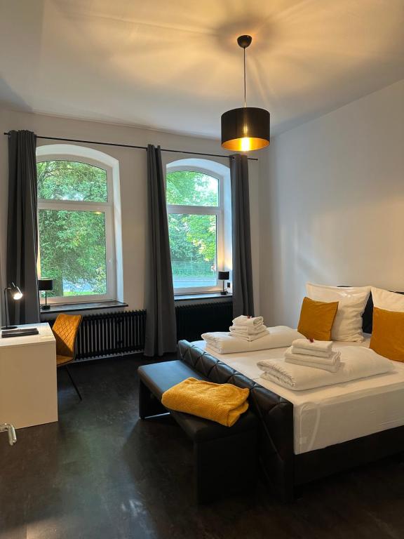 two beds in a room with two windows at Auszeit am Meer 5 Gehminuten zum Südstrand, Gemütliche 75 Quadratmeter Wohnung,Hochparterre in Wilhelmshaven