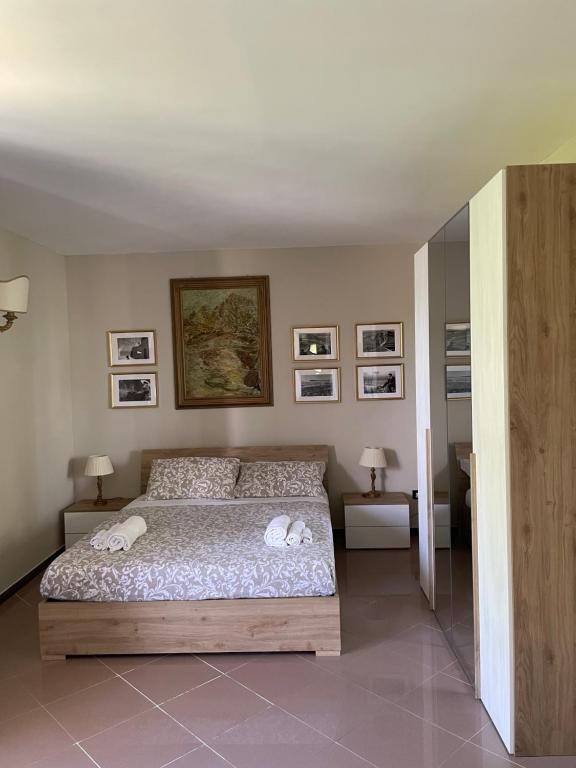 1 dormitorio con 1 cama y cuadros en la pared en Fontane Bianche Guest Rooms, en Fontane Bianche