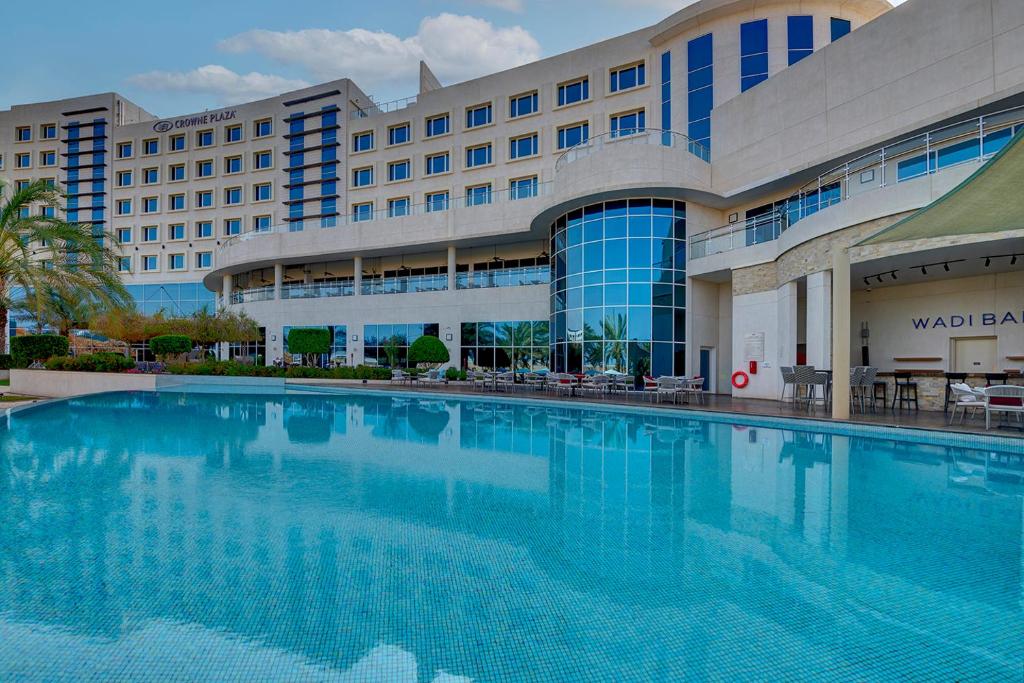 Bazén v ubytování Crowne Plaza Muscat OCEC by IHG nebo v jeho okolí