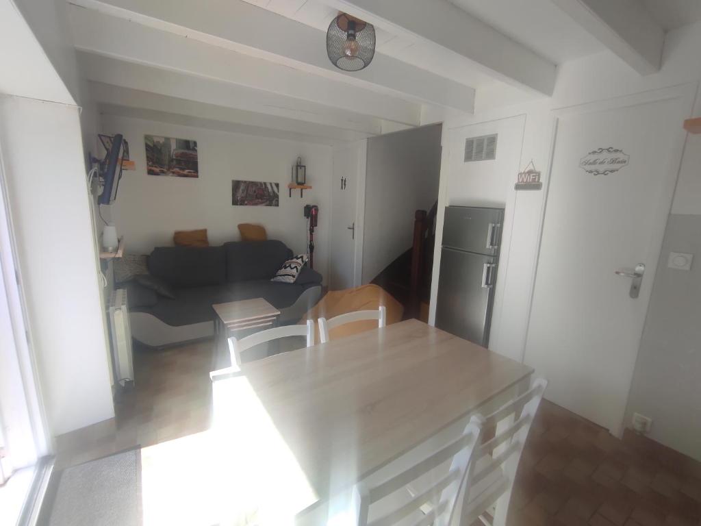 une cuisine et un salon avec un canapé et une table dans l'établissement Les petits Embruns, à Moëlan-sur-Mer