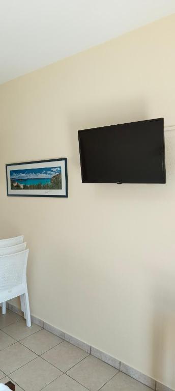 TV a/nebo společenská místnost v ubytování Aigaio