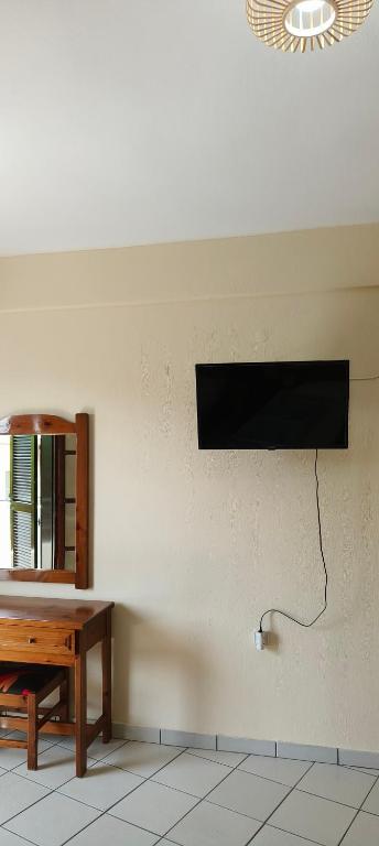TV a/nebo společenská místnost v ubytování Aigaio