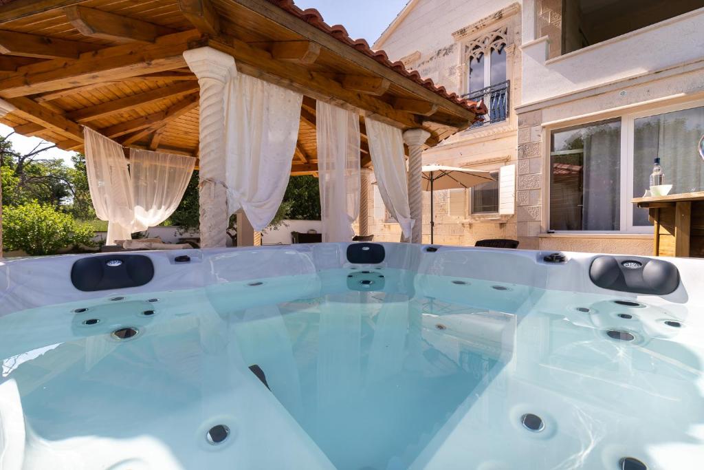 a hot tub in the backyard of a house at Holiday Home Rajna in Pražnice