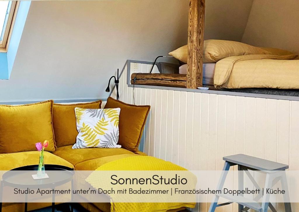 salon z żółtą kanapą i stołem w obiekcie Dein HimmelReich - Ruheoase im Almenland auf 1000m über'm Alltag 