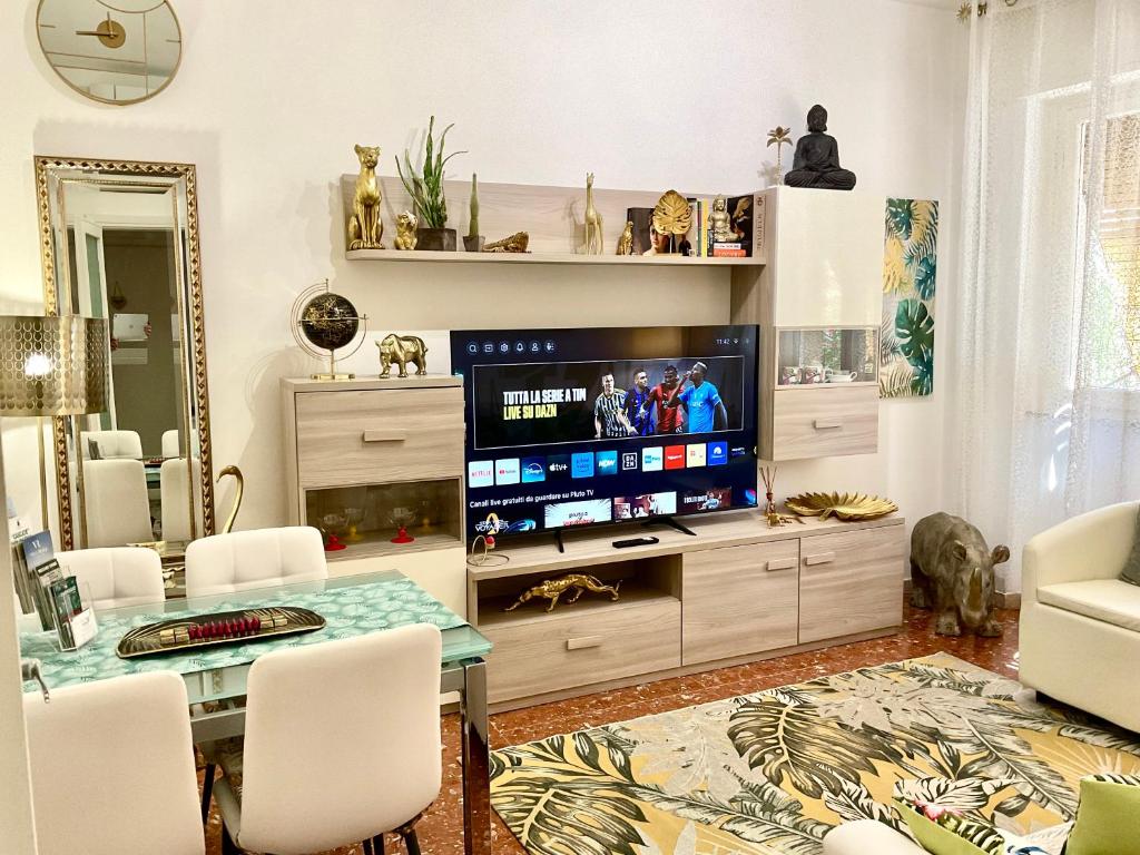 - un salon avec une grande télévision à écran plat dans l'établissement Cristina Boutique Apartment with Terrace, à Viareggio