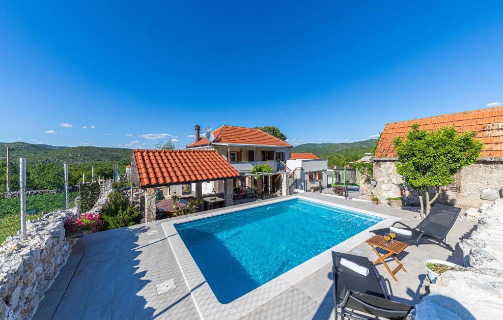 een villa met een zwembad en een huis bij Beautiful Home In Trolokve With Kitchen in Prgomet