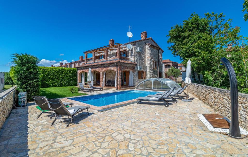 Bazén v ubytování Gorgeous Home In Cabrunici With Heated Swimming Pool nebo v jeho okolí