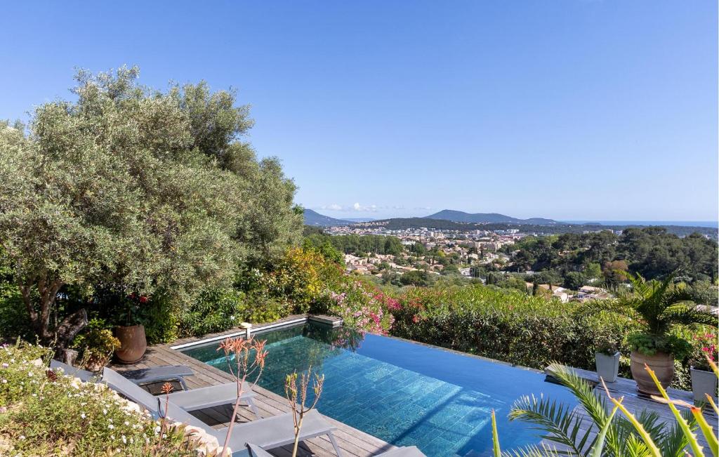- une piscine dans une villa avec vue dans l'établissement Nice Home In La Valette Du Var, à La Valette-du-Var