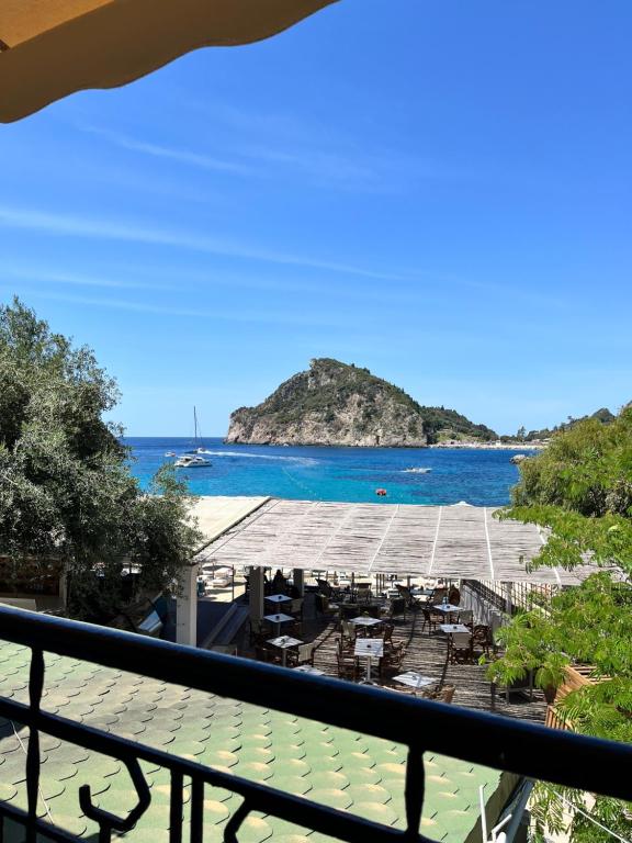 Výhled na bazén z ubytování Poseidon Beach Bar & Restaurant Apartments nebo okolí