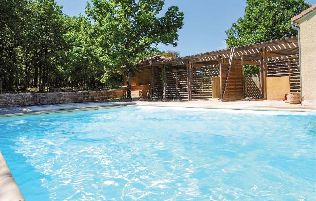 Bazén v ubytování Les Sgalires nebo v jeho okolí
