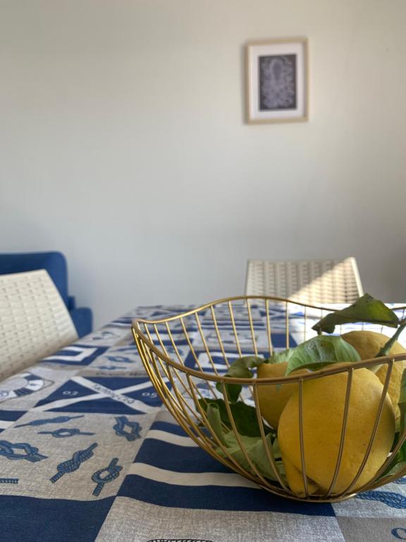 un bol de fruta sentado sobre una mesa en Marger Apartments, en Santa Maria di Castellabate