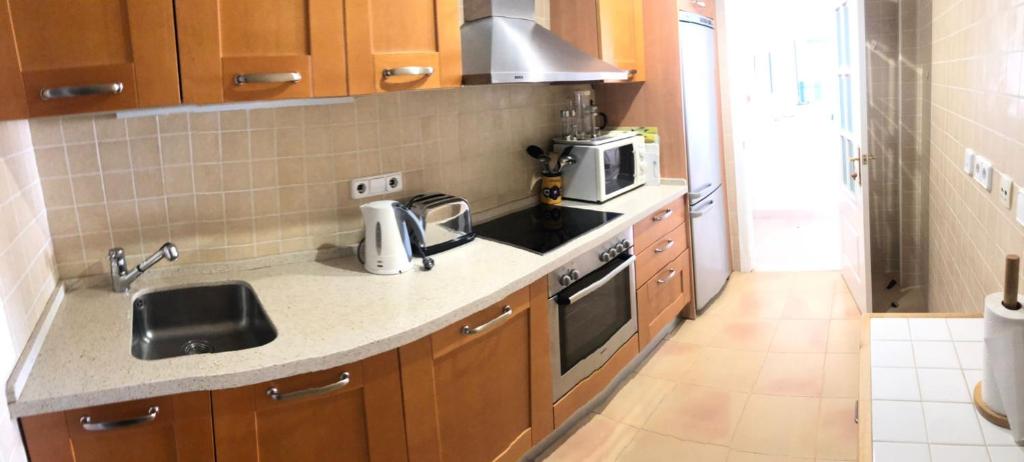 Kuchyňa alebo kuchynka v ubytovaní Superior 3BR GolfLA Apartment Minutes from Puerto Banus & Marbella
