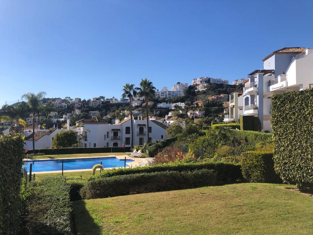Bazén v ubytovaní Superior 3BR GolfLA Apartment Minutes from Puerto Banus & Marbella alebo v jeho blízkosti
