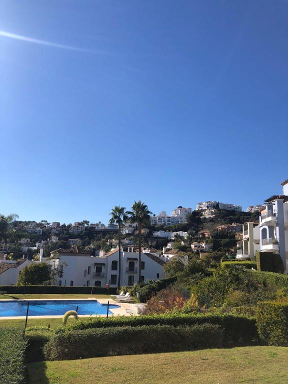 Bazén v ubytovaní Superior 3BR GolfLA Apartment Minutes from Puerto Banus & Marbella alebo v jeho blízkosti