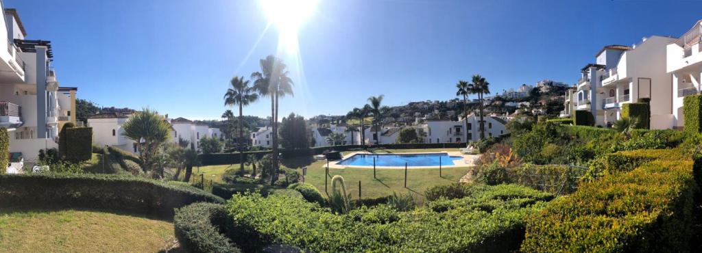 Bazén v ubytovaní Superior 3BR GolfLA Apartment Minutes from Puerto Banus & Marbella alebo v jeho blízkosti