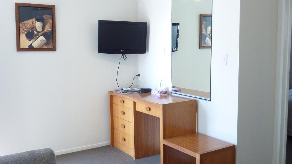 TV a/nebo společenská místnost v ubytování Colonial Inn Motel