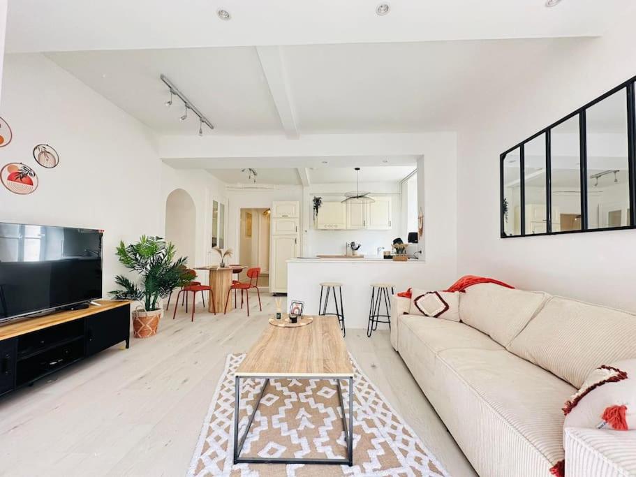 a living room with a couch and a table at Appartement la Citadelle in Laon