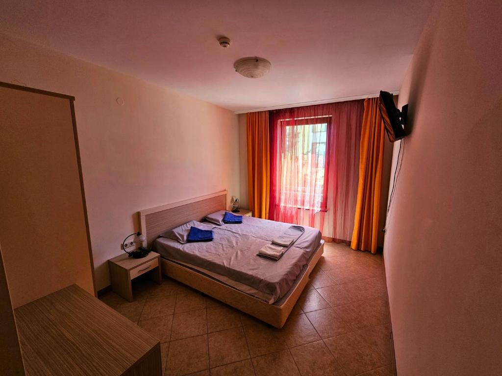 Un pat sau paturi într-o cameră la Apartment Lilou - 3 pools, SPA, gym, playgrounds