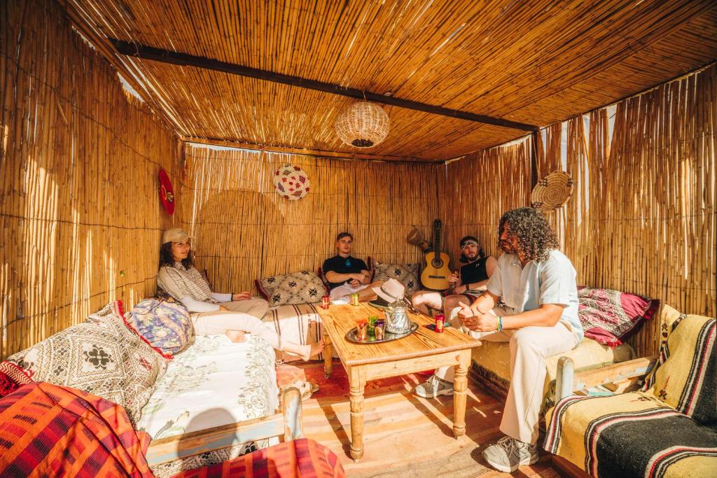 eine Gruppe von Personen, die in einem Wohnzimmer sitzen in der Unterkunft Moroccan Family House in Agadir