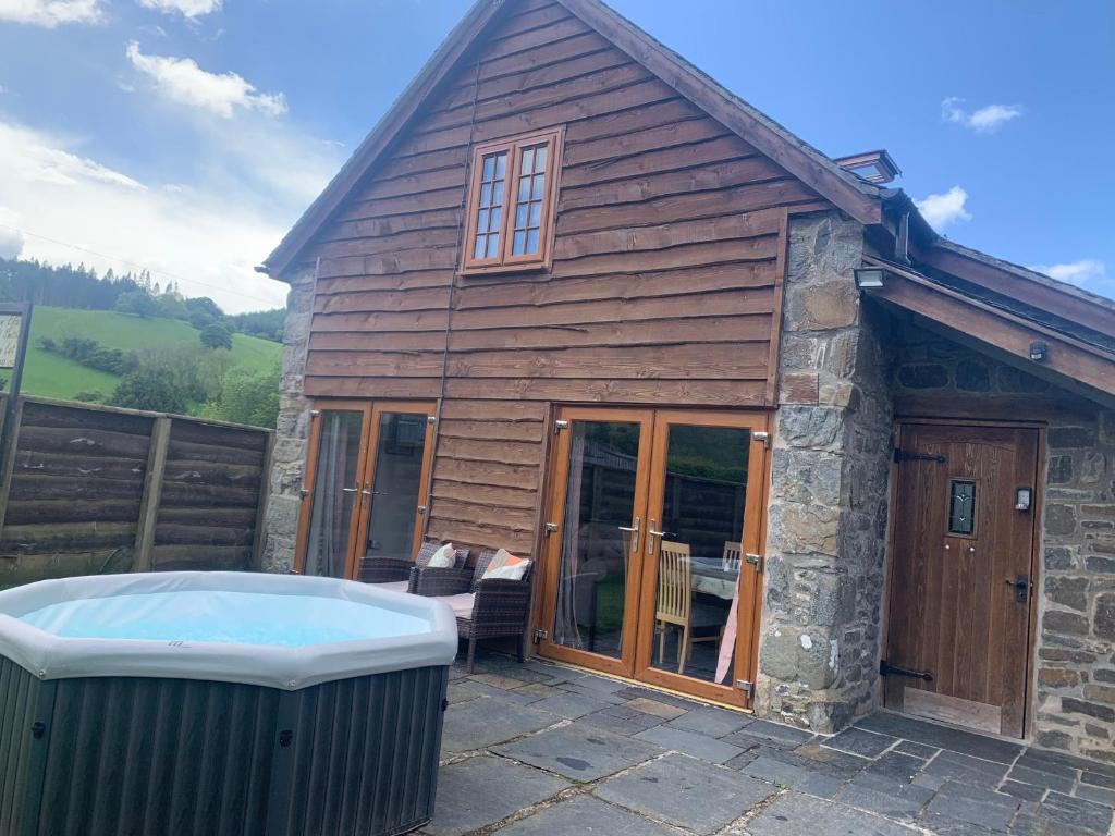 Yr Hen Efail, LlanfihangelyngNgwynfa (updated prices 2024)