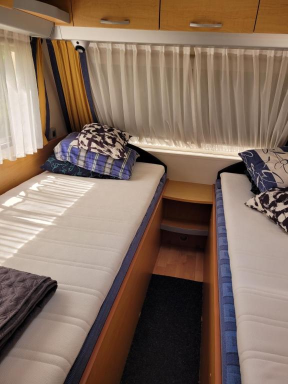 Postel nebo postele na pokoji v ubytování Blankaholm husvagn Knaus