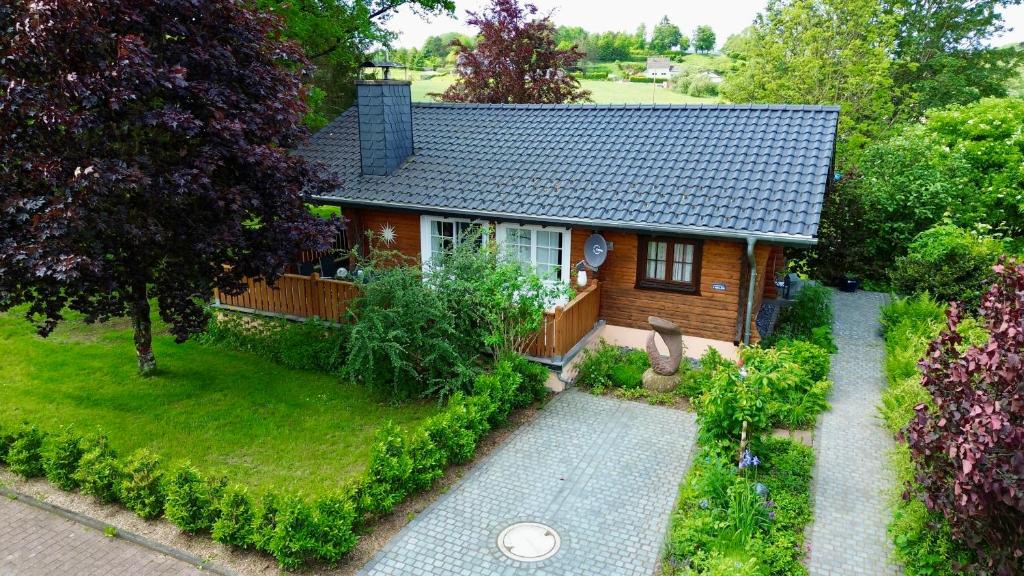 eine Luftansicht eines Hauses mit Garten in der Unterkunft Ferienhaus Thelen in Niederhersdorf