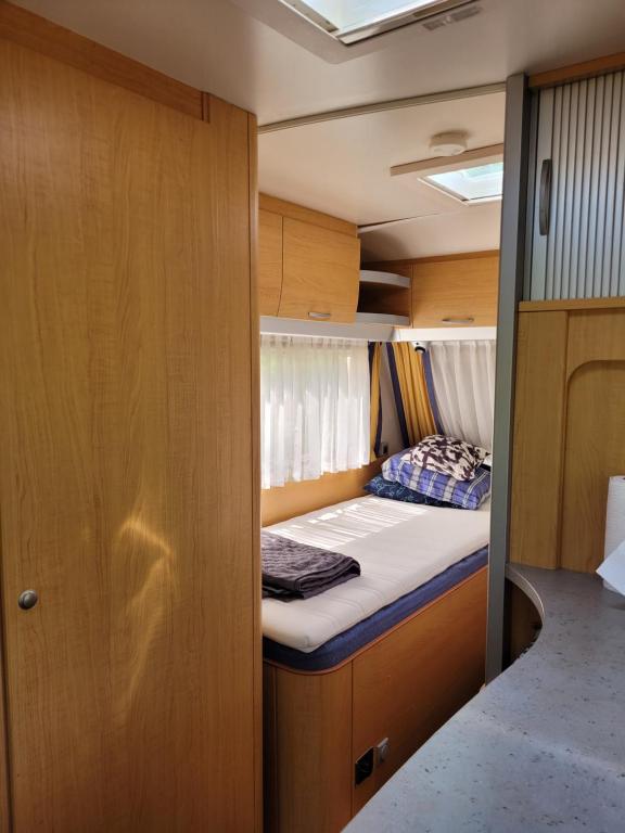 Postel nebo postele na pokoji v ubytování Blankaholm husvagn Knaus
