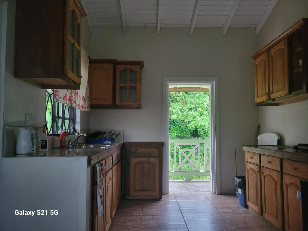 Kuchyň nebo kuchyňský kout v ubytování East Caribbean Lodging