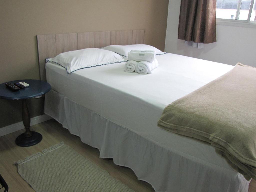 - une chambre avec un lit et 2 serviettes dans l'établissement RCM Vilas - STUDIO n18 Deluxe, à Joinville