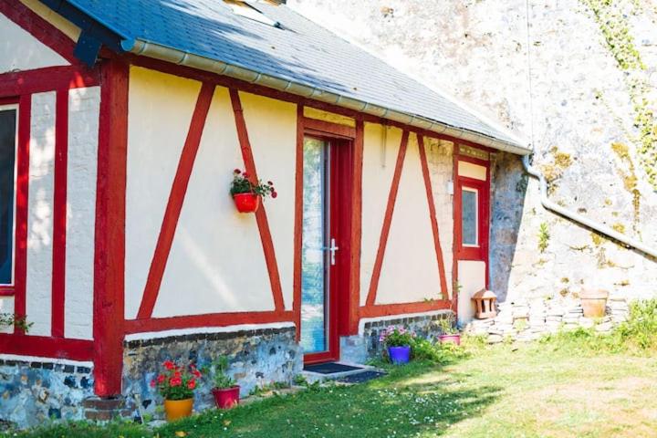 オンフルールにあるLa petite chapelleの鉢植えの赤白家屋