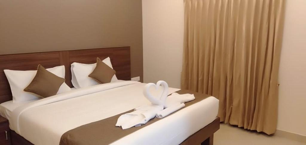 Postel nebo postele na pokoji v ubytování PVK Residency, Tirupati