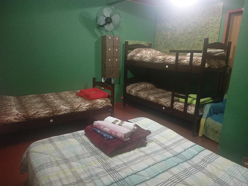 Albergue Muzy في سانا: غرفة بسريرين بطابقين وسرير