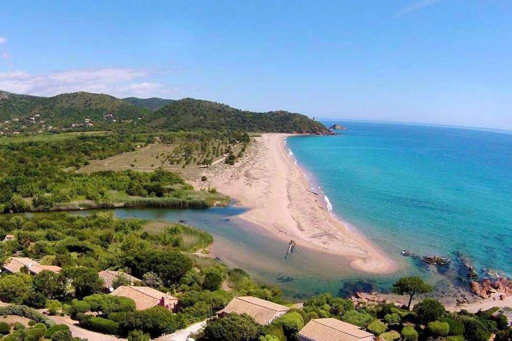 une vue aérienne d'une plage et de l'océan dans l'établissement Mini villa Sainte Lucie 2 à 4 personnes, à Zonza