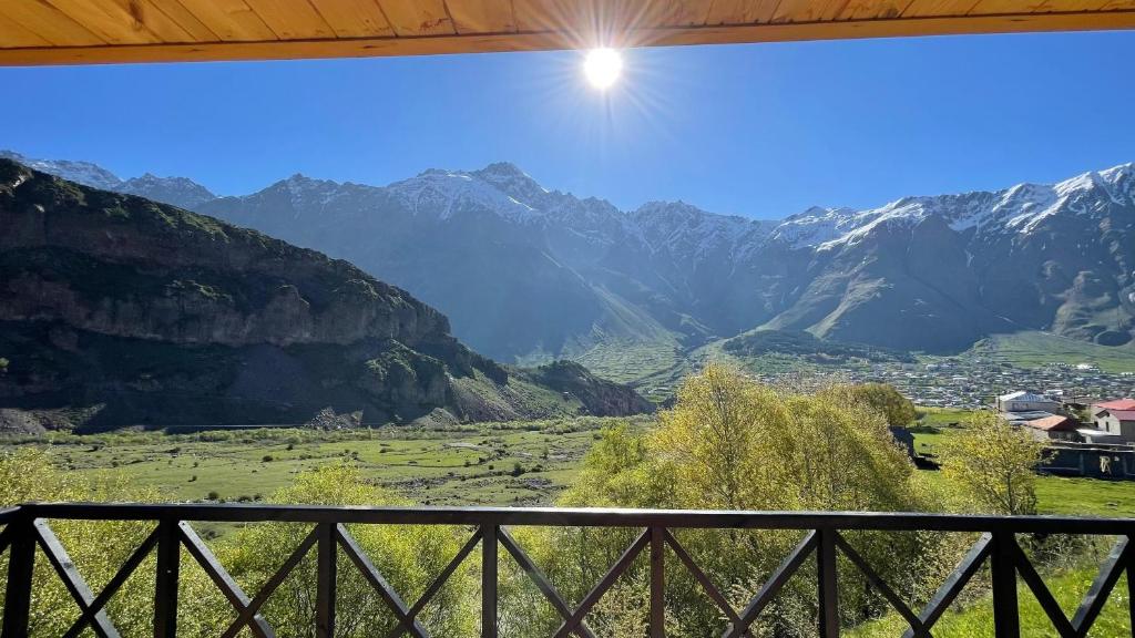 d'un balcon offrant une vue sur la vallée de la montagne. dans l'établissement view, à Kazbegi