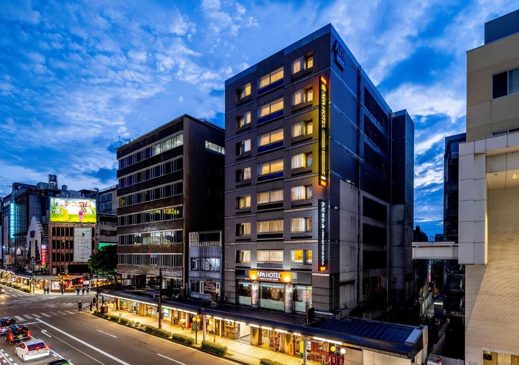 a tall black building on a city street at APA Hotel Kanazawa Katamachi EXCELLENT in Kanazawa