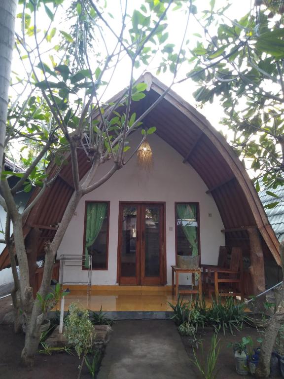 吉利阿尔SOLLA_Homestay的有拱形门和桌子的房子