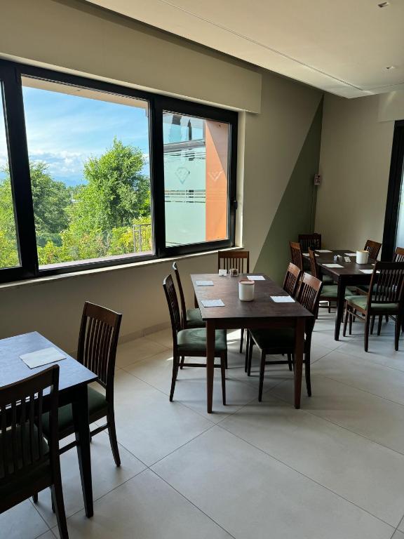 Nespecifikovaný výhled na hory nebo výhled na hory při pohledu z hotelu