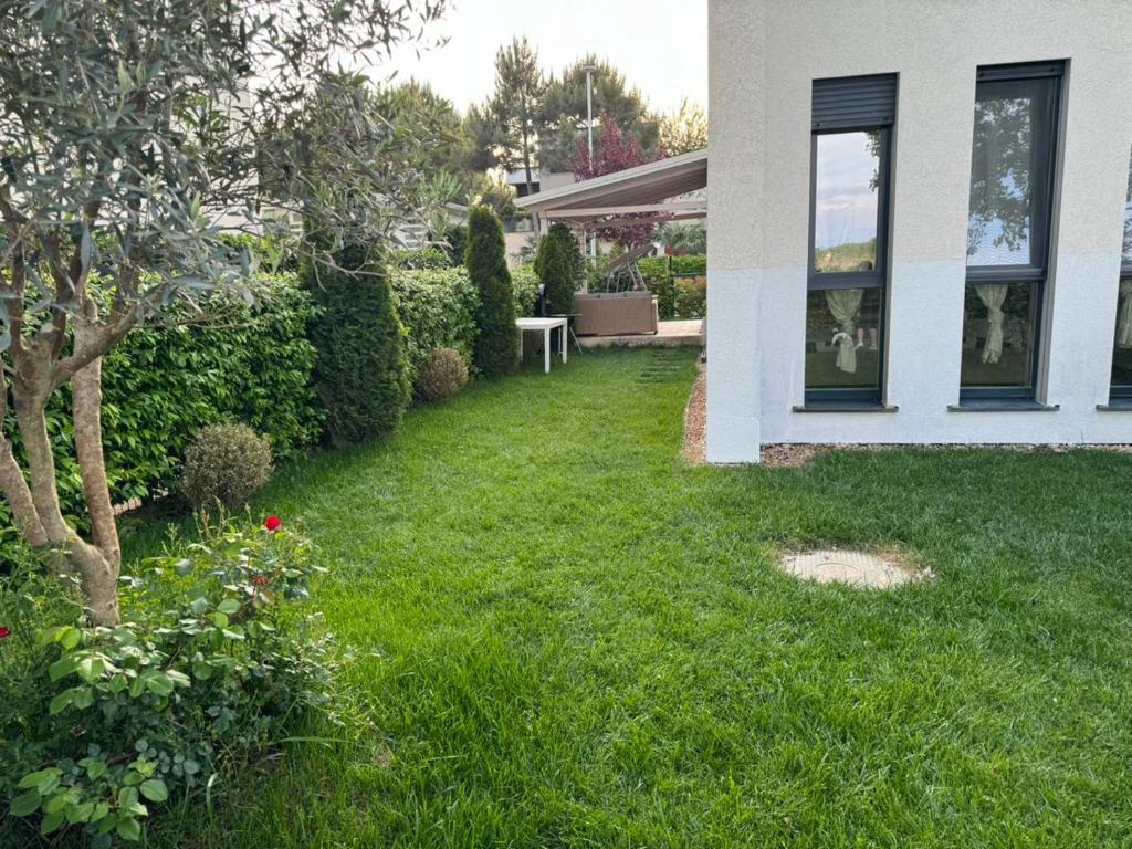 Zahrada ubytování Valamar Residenc , ROAN apartment, Gjiri i Lalzit, Albania