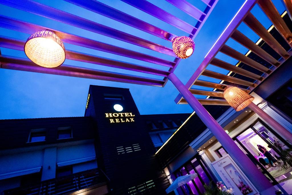 un edificio con luces moradas y azules. en Hotel Relax Craiova en Craiova
