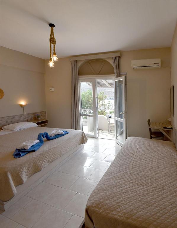 Postel nebo postele na pokoji v ubytování Kohili Kolibithra in Tinos