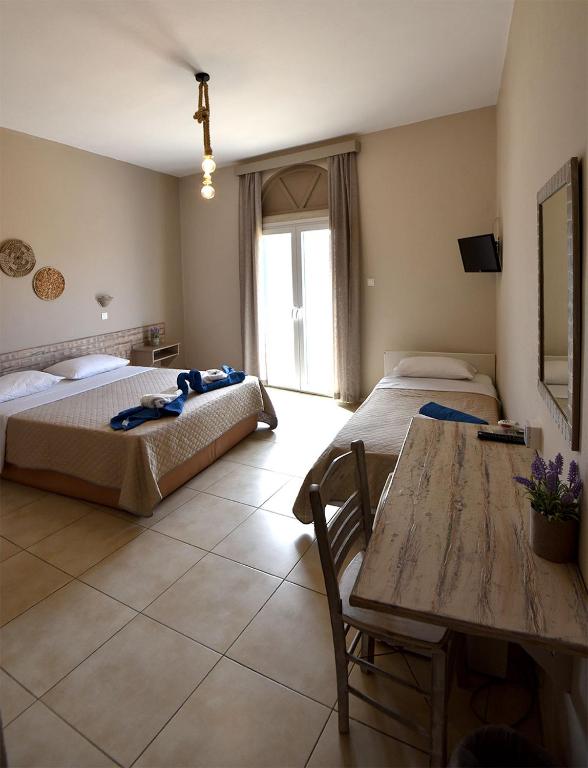 Postel nebo postele na pokoji v ubytování Kohili Kolibithra in Tinos