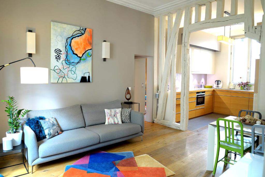 un salon avec un canapé et une table dans l'établissement Vivez Paris en famille - 3 chambres by 93 LaF, à Paris