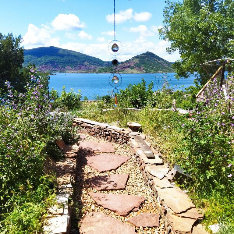 un chemin en pierre avec vue sur l'eau dans l'établissement Les trésors du Lac, à Celles