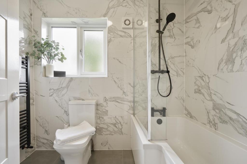 Exceptional 3 bed house with homely comforts, Close to fast food, supermarkets and city centre 6