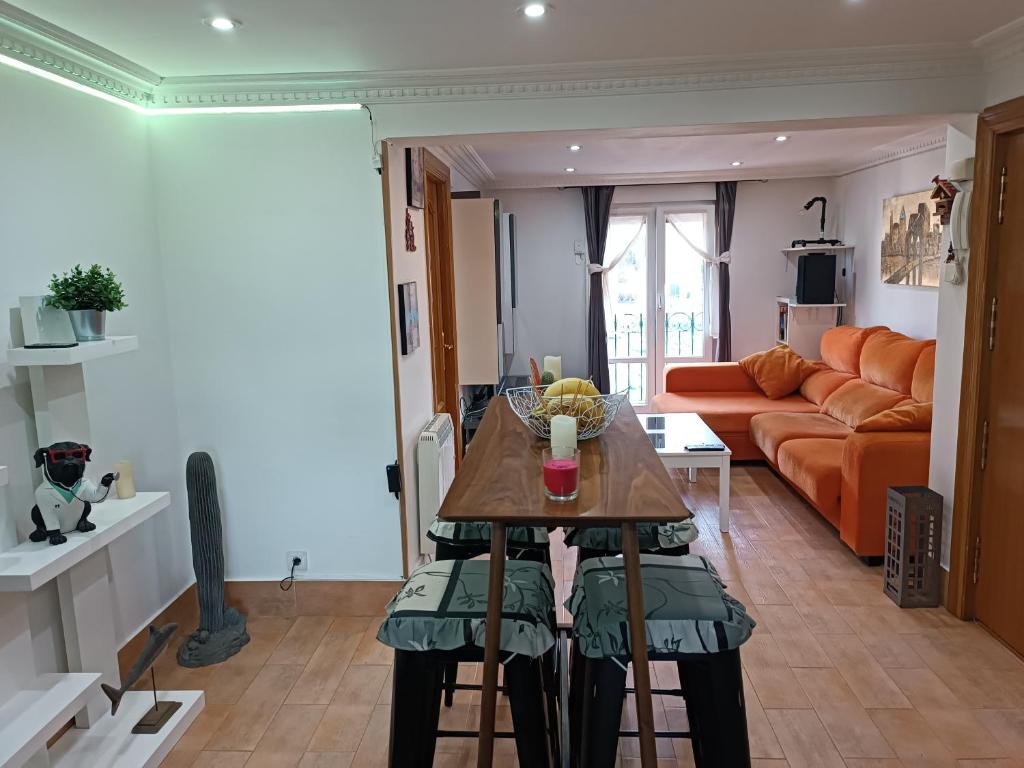 een woonkamer met een bank en een tafel bij Vivienda vacacional cerca de Bilbao in Galdakao